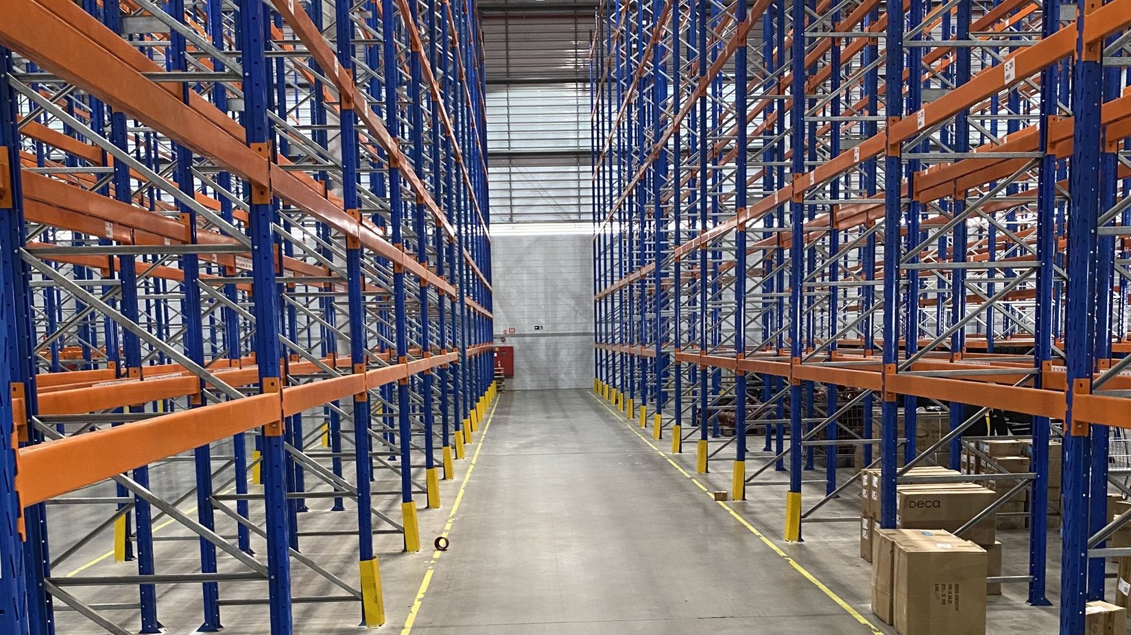 Corredor de porta-pallets instalado pela Portlett